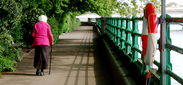 Alte Frau am Ufer eines Sees