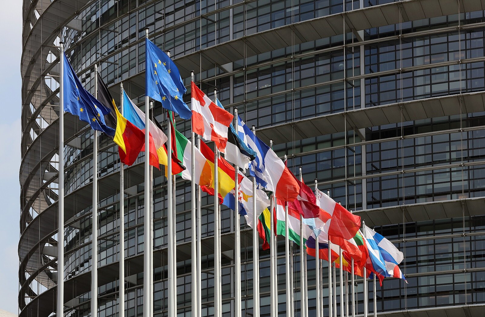 EU-Fahnen Fahnen vor dem EU-Parlament