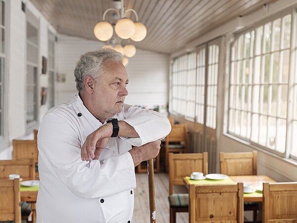 Koch im leeren Restaurant