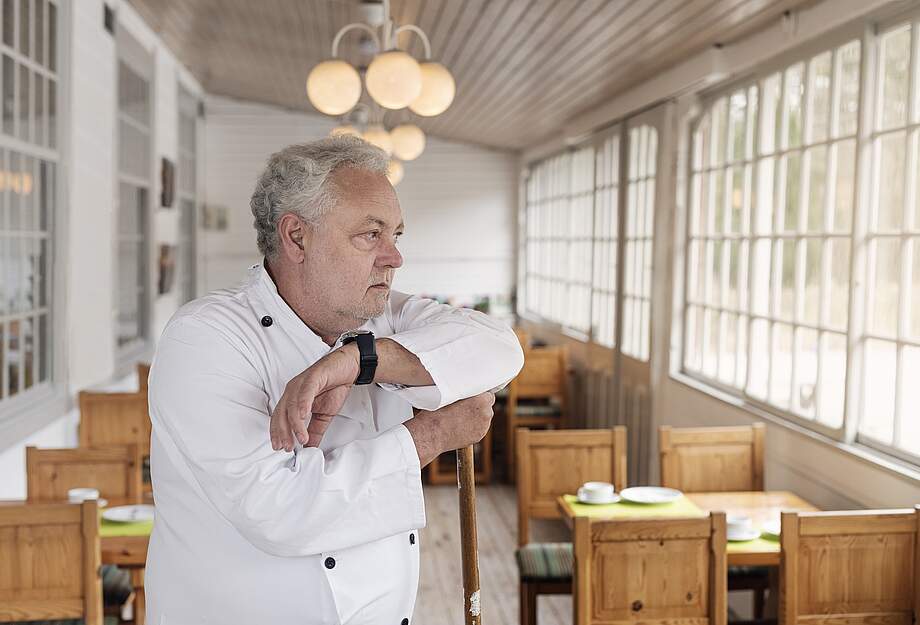 Koch im leeren Restaurant