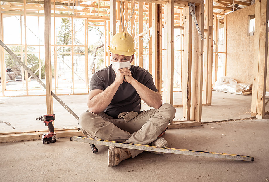 Handwerker mit Mundschutz