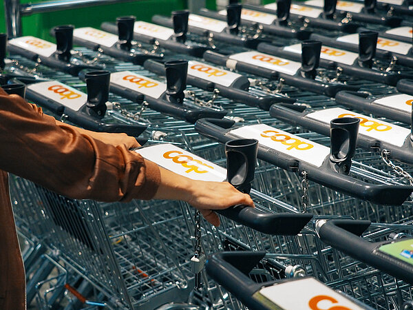 Einkaufswagen Coop Arm Kundin