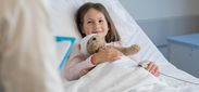 Kind im Krankenhausbett